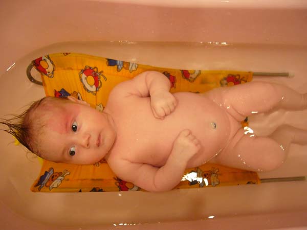 Дочка купается в ванне. Дочка купается в ванной. Дочка маленькая купается. Купаю дочь. Дочурка купается.