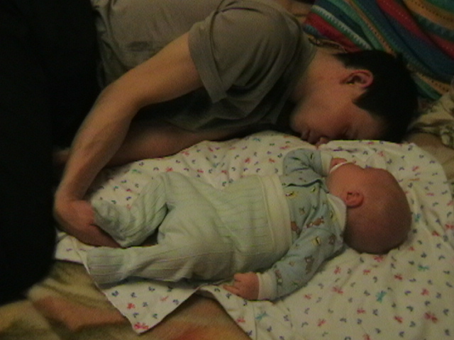 Держать во сне младенца на руках мальчика