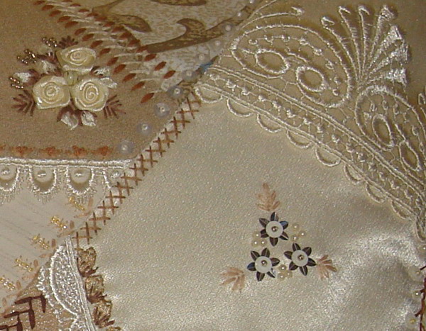 Подушка Скромница фрагмент 2. Подушки