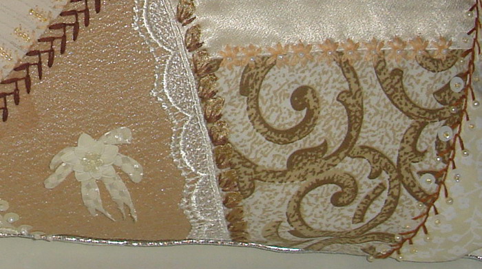 Подушка Скромница фрагмент 3. Подушки