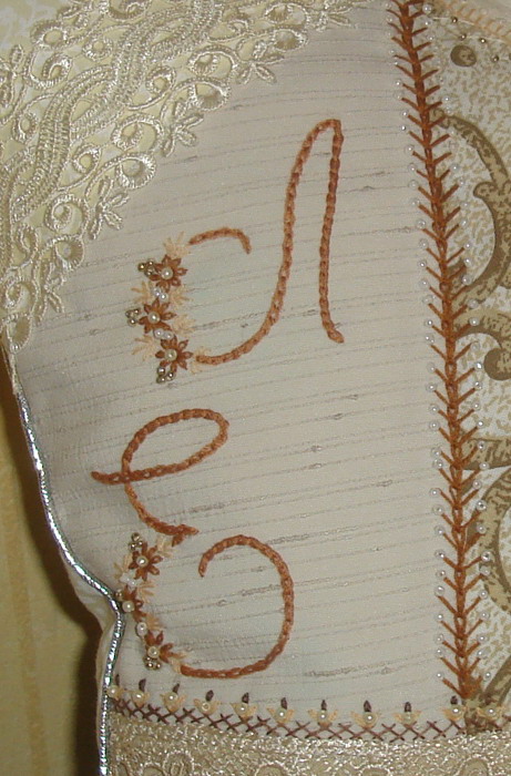 Подушка Скромница фрагмент 4. Подушки