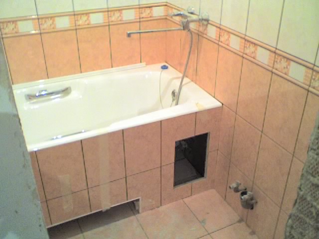 Ванна с нишей под ноги. Экран для ванной из плитки. Экран под ванную из плитки. Короб под ванной. Ванная экран из плитки.