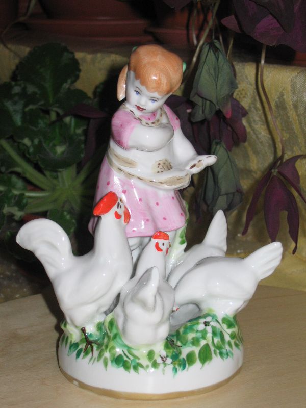 Девочка, кормящая курочек. Статуэтки
