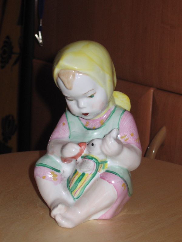 Девочка, кормящая зайку. Статуэтки