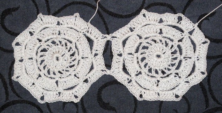 2 мотива. Жакет из мотивов белый по мотивам Карлоса Миеле