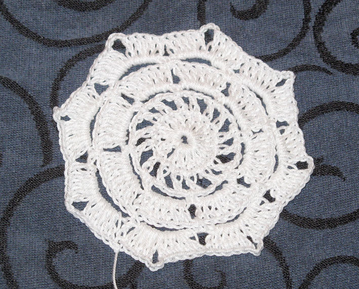 Жакет из мотивов белый по мотивам Карлоса Миеле