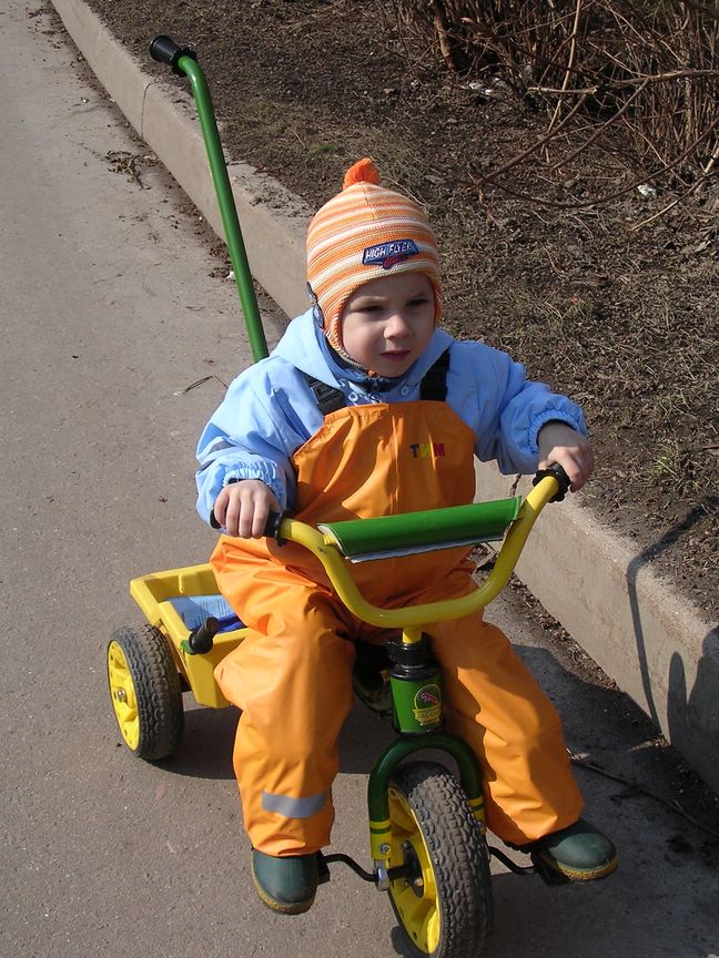 Павлик на прогулке. Хваст