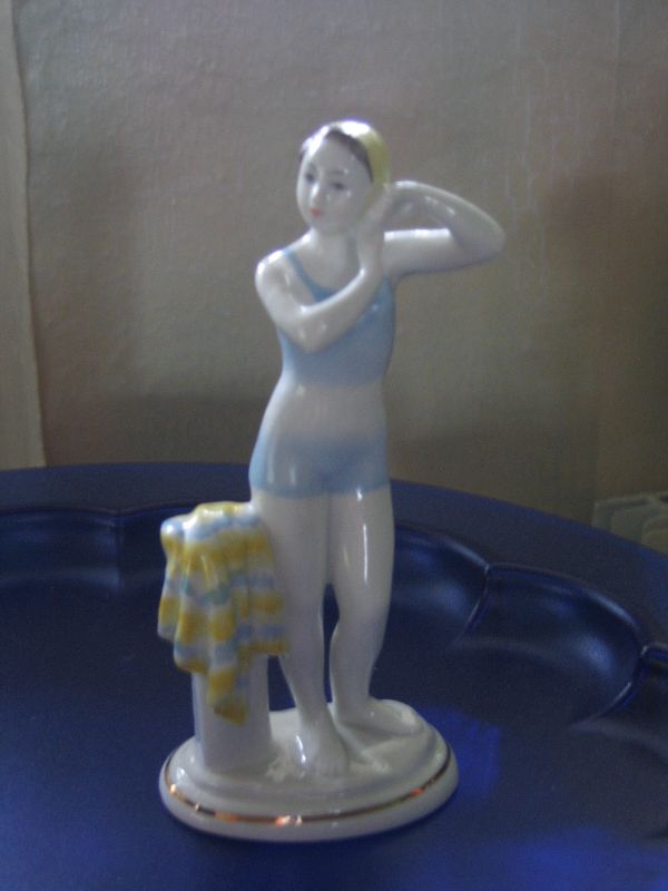 Юная купальщица.. Статуэтки