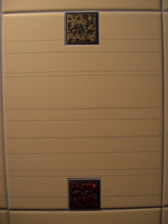 плтка настенная с вставками. Туалет