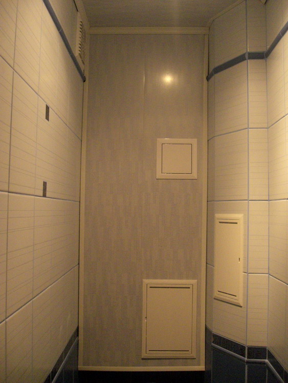 стена за унитазом, где прячутся трубы и счетчики. Туалет