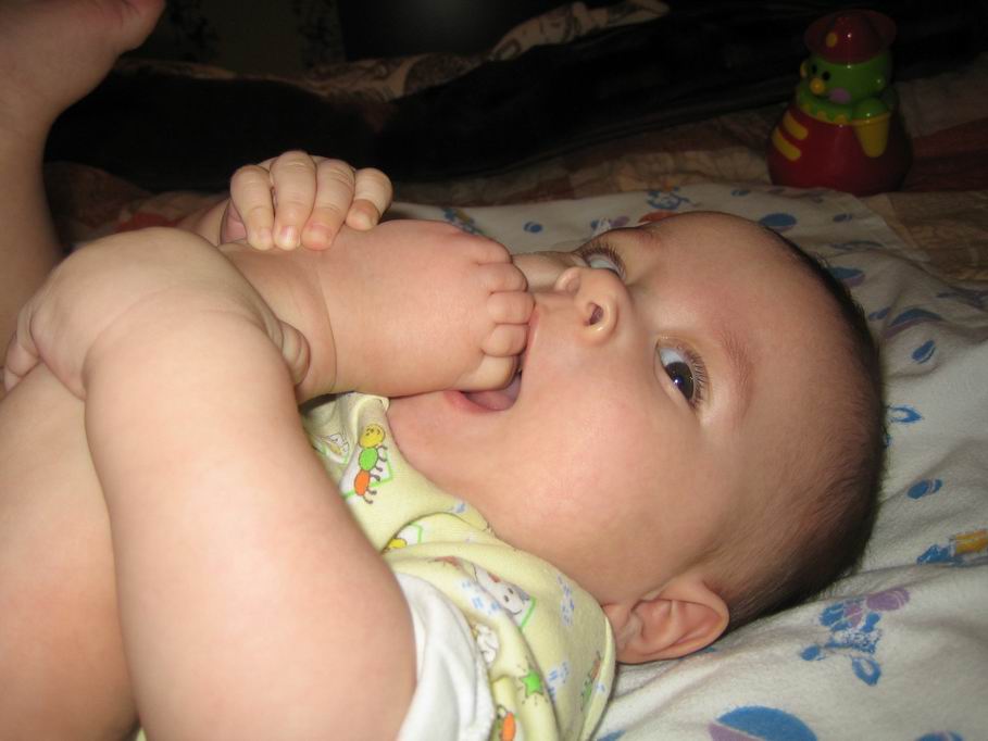 Сую пальцы спящей. Детские ступни сосание. Малыш с пальцем во рту.