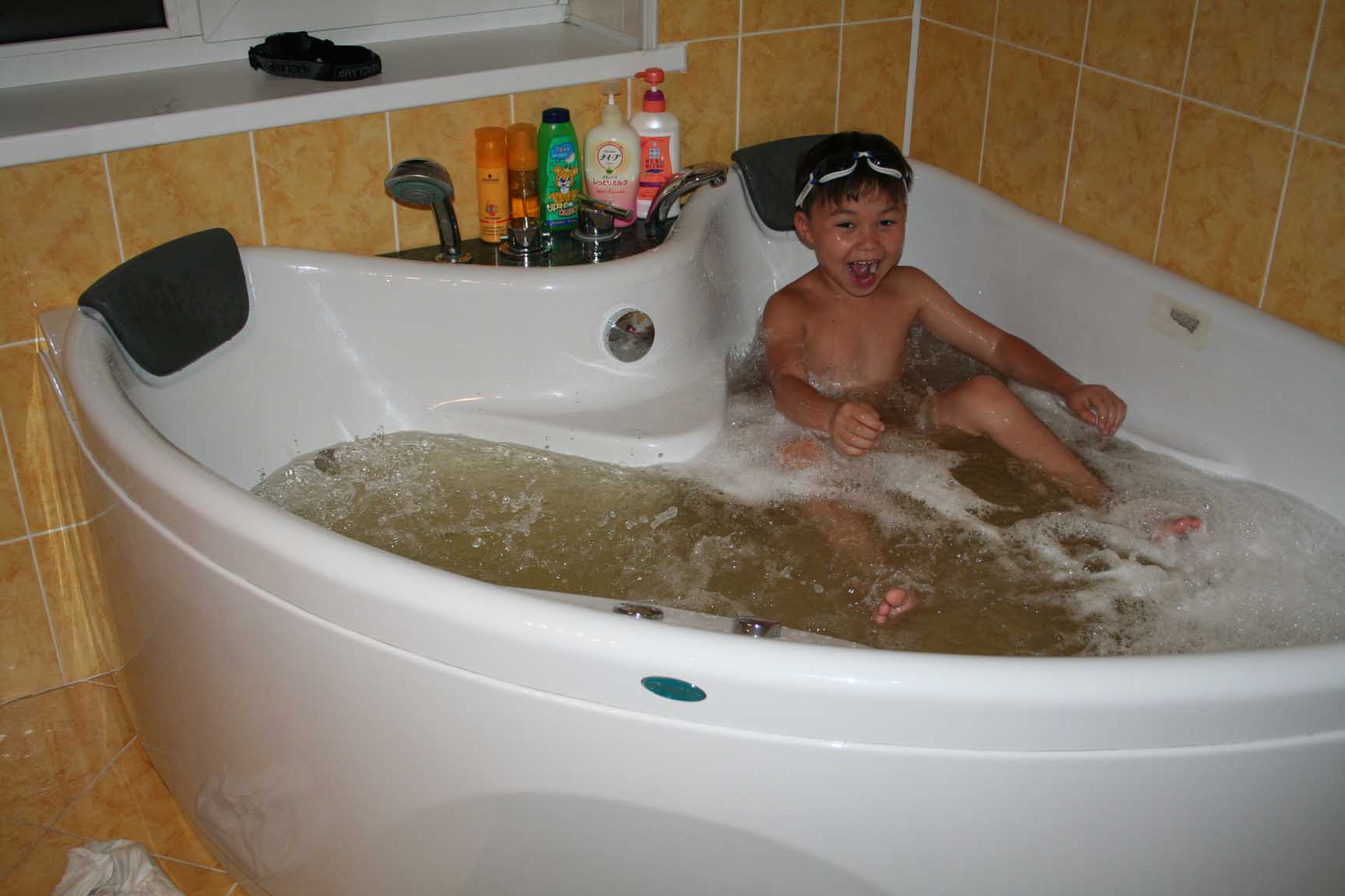Человек купается в ванне. Купается в ванной. Дети в джакузи. Купаются в ванне. Ванна обычная.