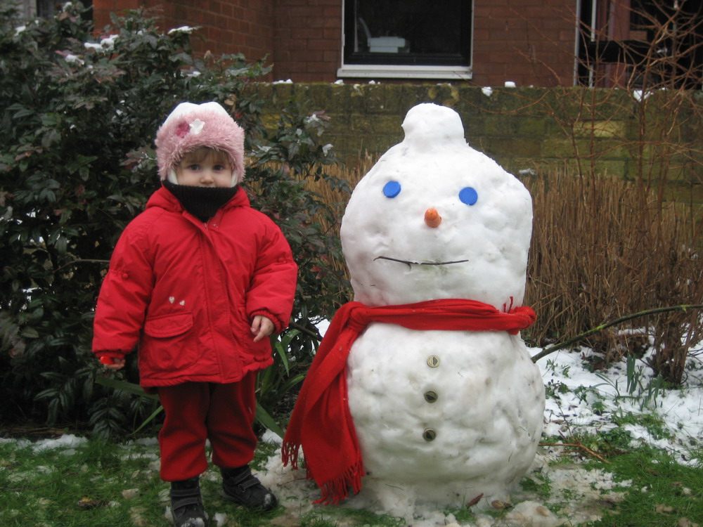Замечательный снеговик, который лепила семья из Мексики! Ребята НИКОГДА не видели снега((, поэтому он(снеговик) получился таким ДУШКОЙ!!!. Winter