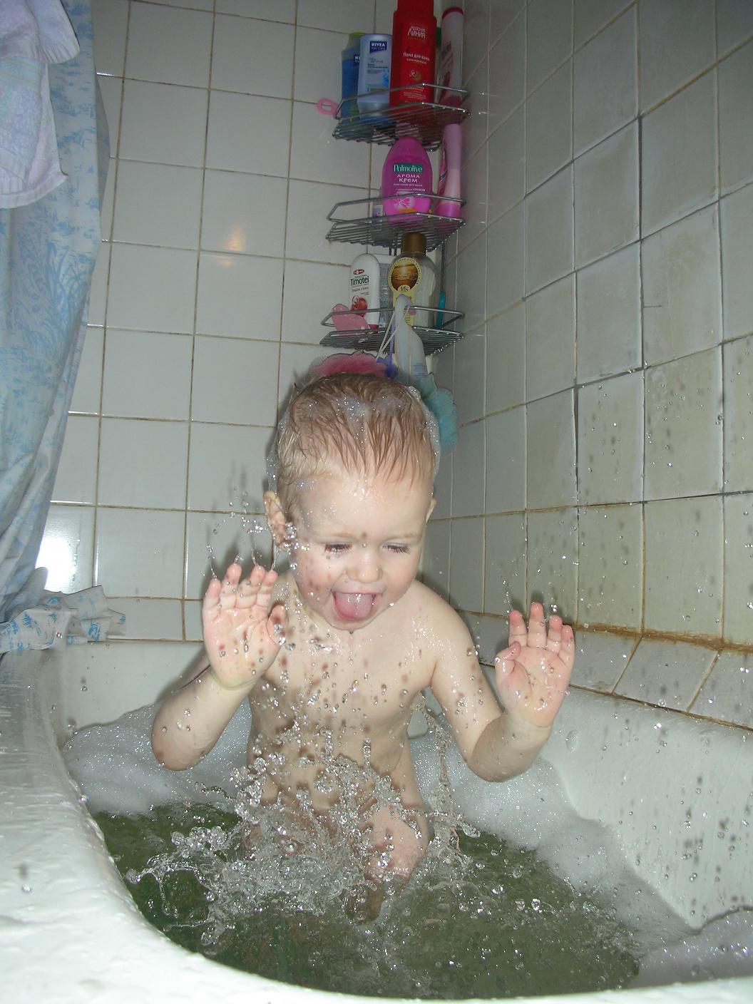 Дочка мылась в душе