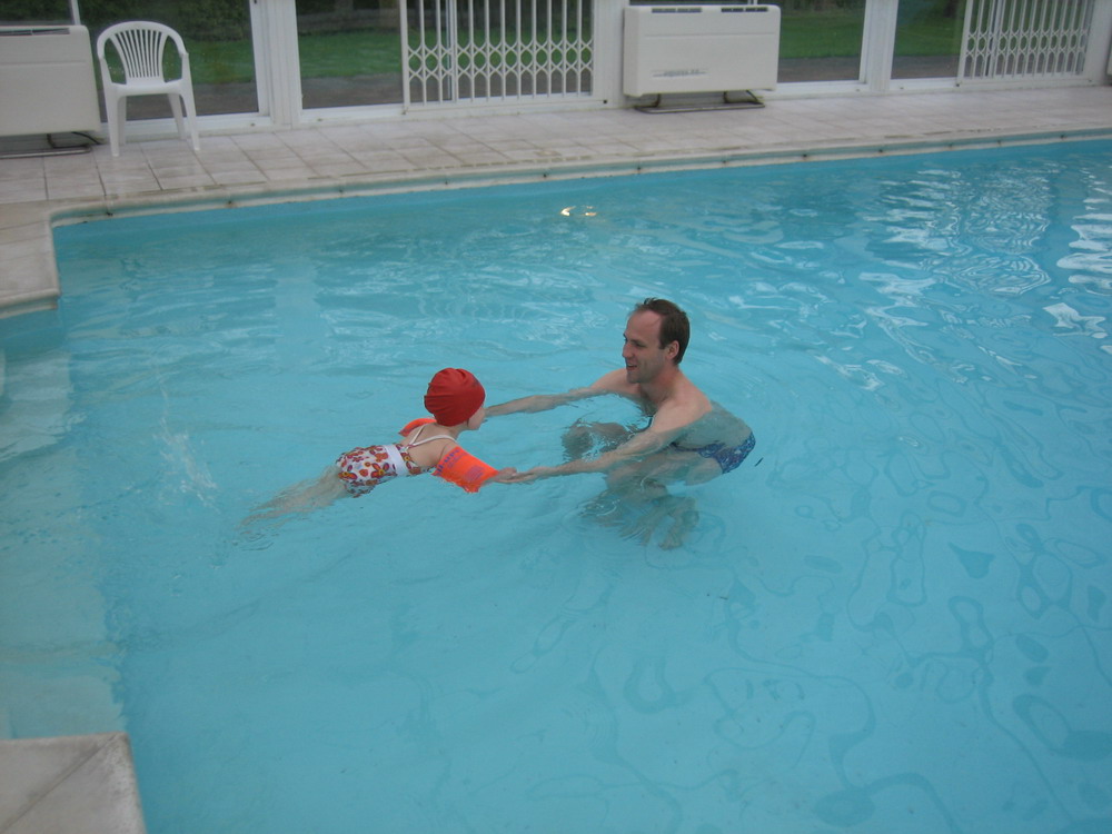 Вот так мы учимся плавать с папой!. Swimming Pool
