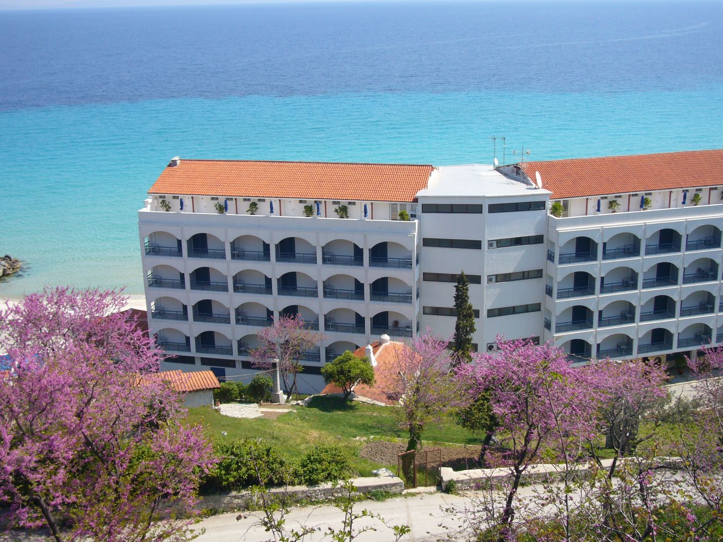 Кассандра, отель в поселке Калития. Греция апрель 2007