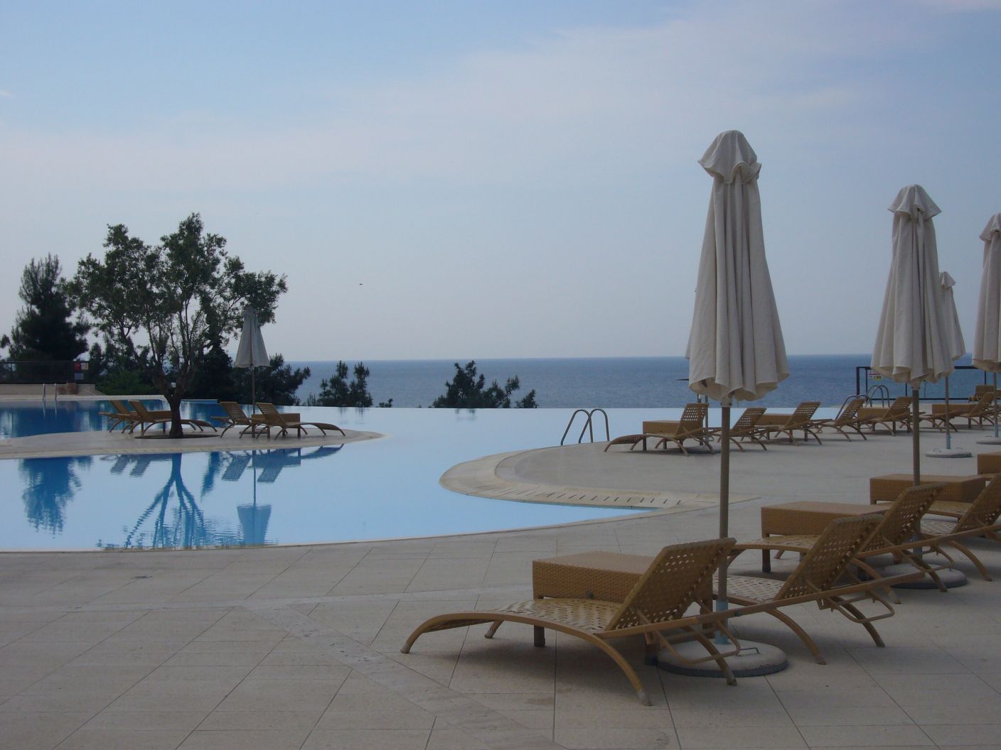 Oceania Club, вид на бассейн в сумерки. Греция апрель 2007