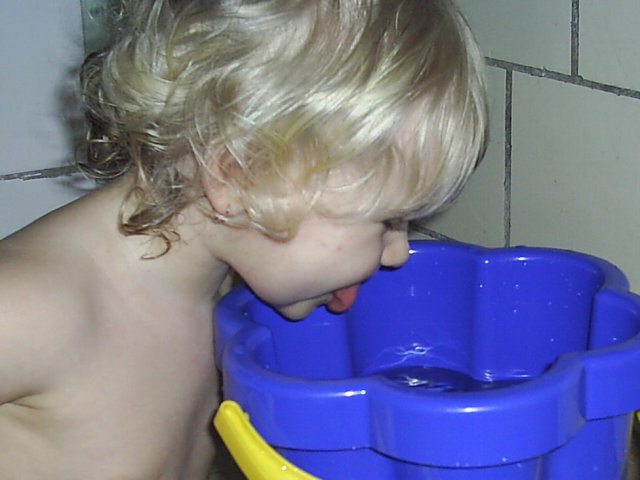 Не пей из ведерка, козленочком станешь.. Мы купались, мы смеялись...