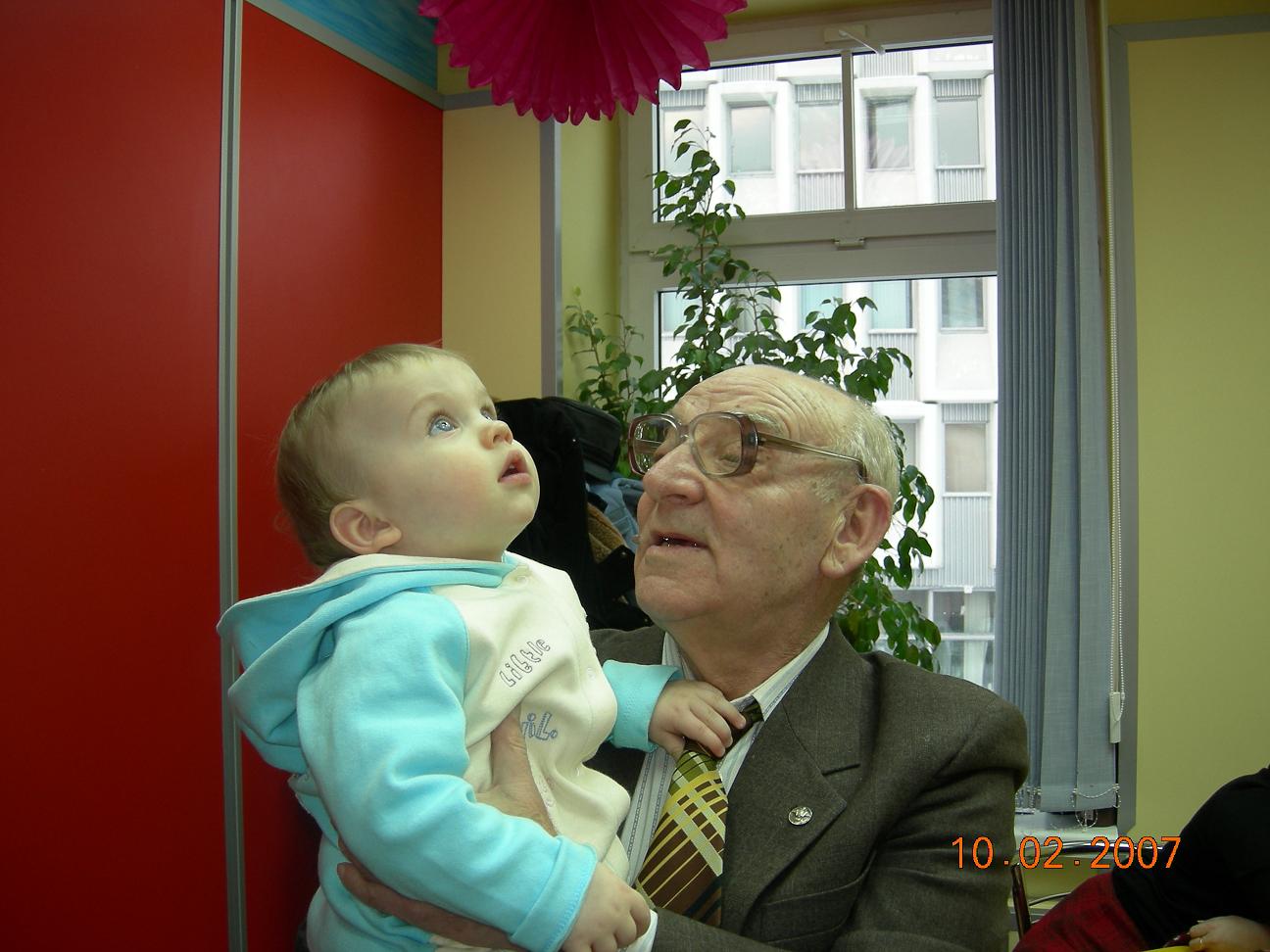 С дедой,на своем дне рождения.Шарики высоко....)))). Нам уже 1 год и два месяца,но здесь мы еще годовасики