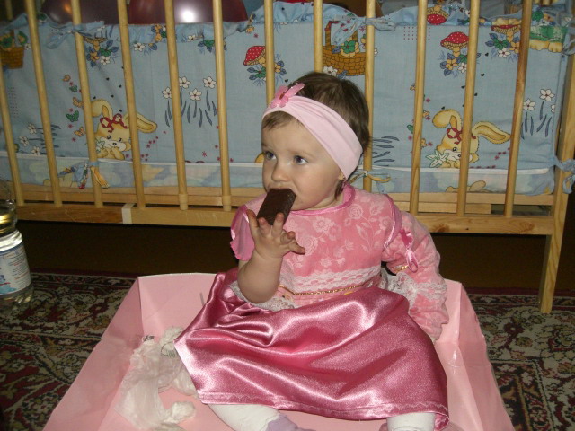 Именинницу одарили конфетами. Празднование 2-хлетия Каришки