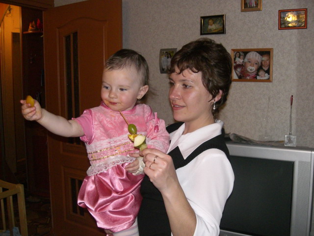 С Ташей едим фруктовое ассорти. Празднование 2-хлетия Каришки