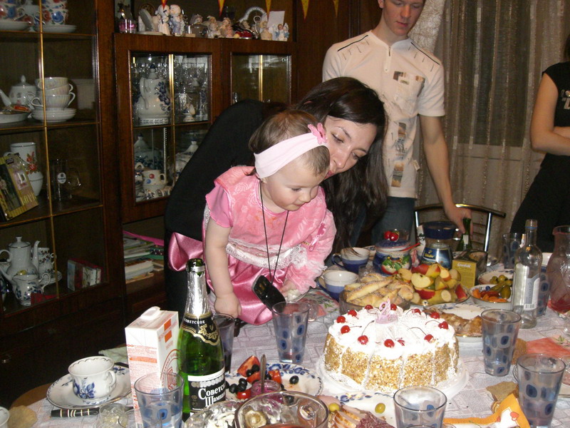 Задуваем свечи. Празднование 2-хлетия Каришки