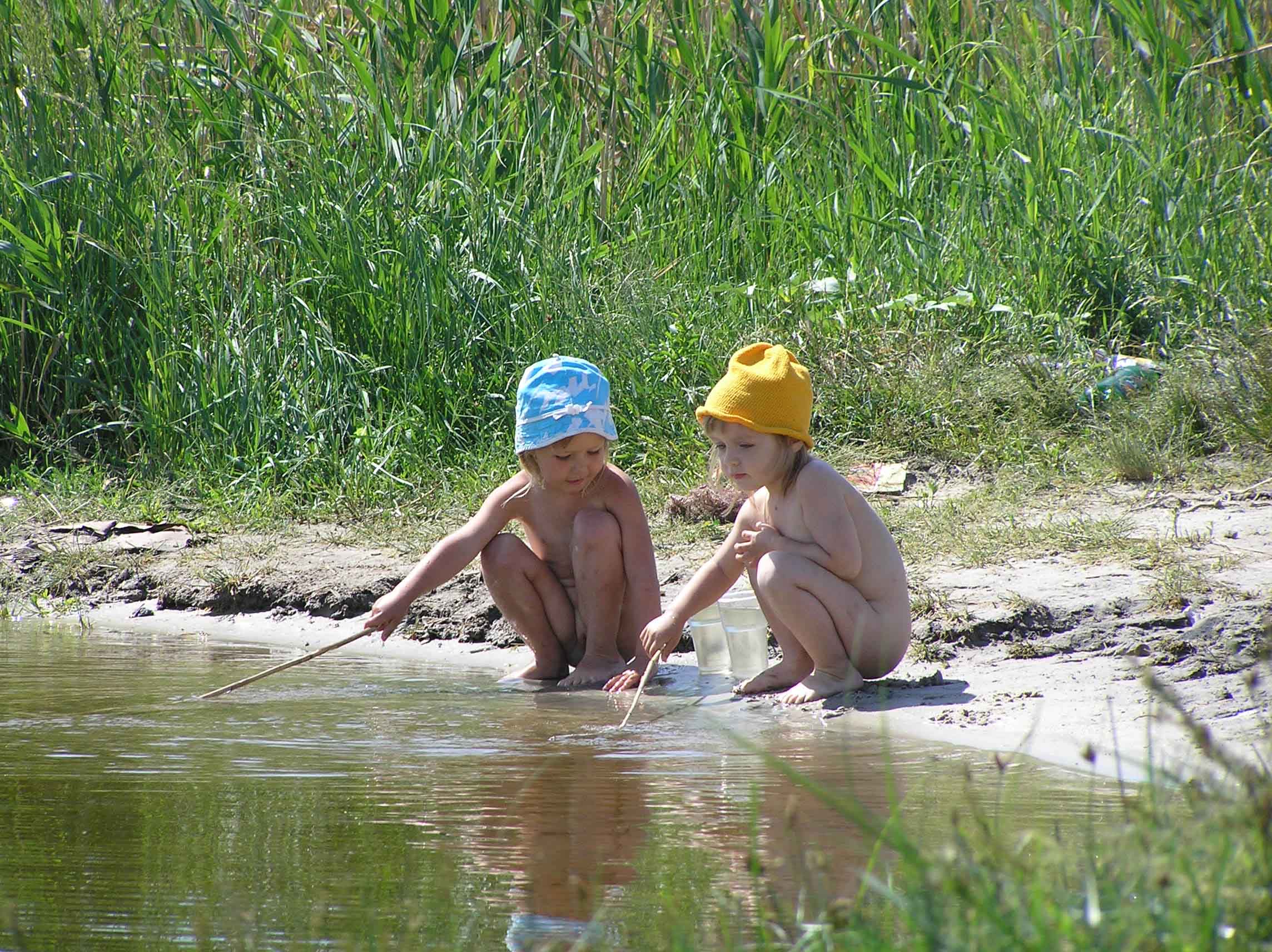Само купание. Купание на даче. Маечик купаеча в речке. Купаемся на даче. Дети на даче купаются в речке.