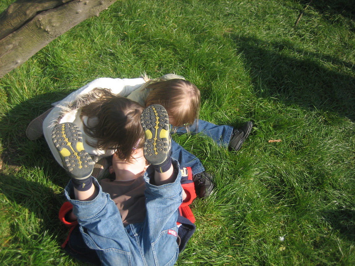 А вот так девчонки атаковали единственного мужчину:))). Grantchester