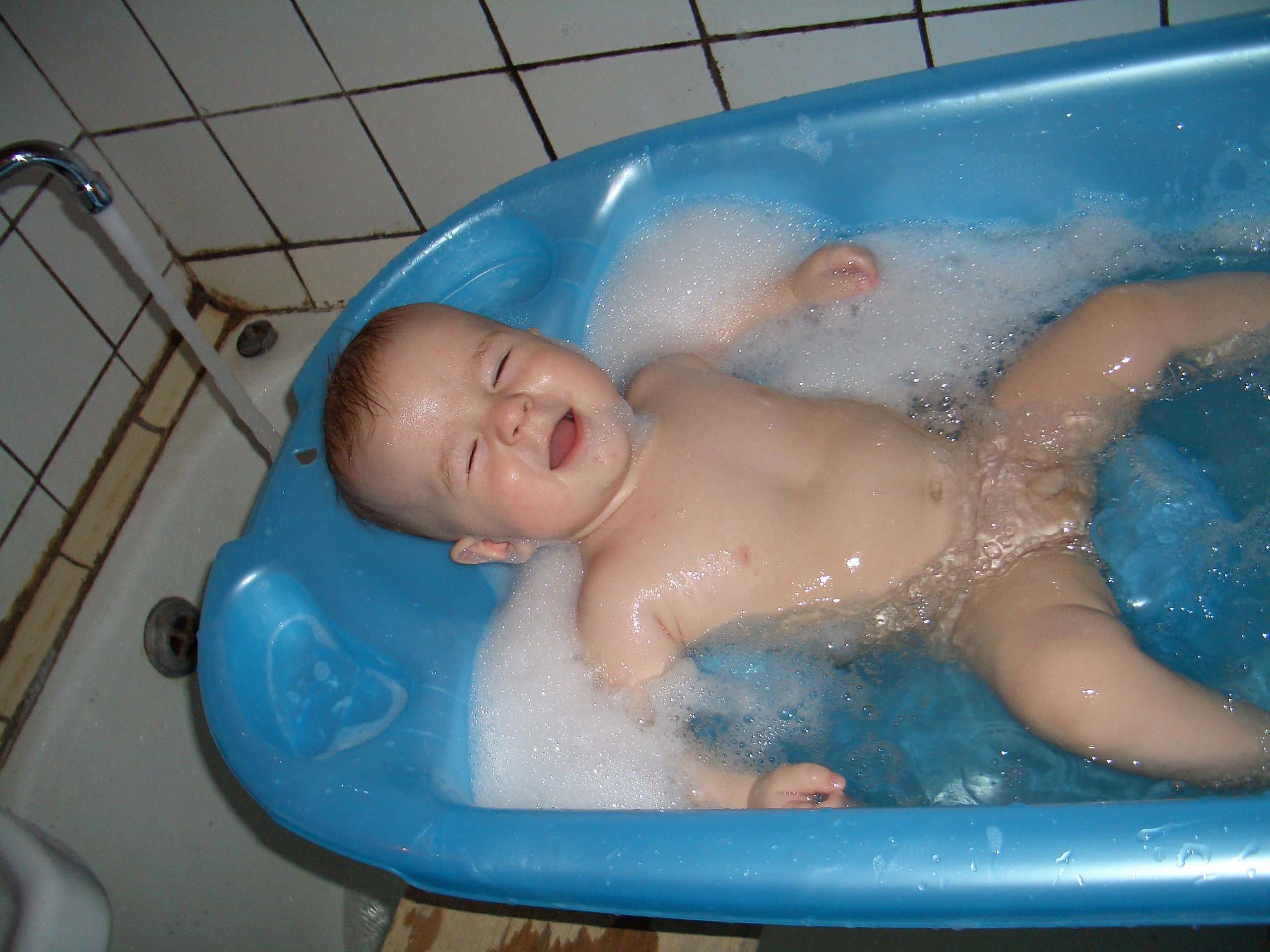 После купания видео. Купается в ванной. Дети купаются в ванной. Купание мальчиков в ванной. Совместное купание разнополых детей в ванной.