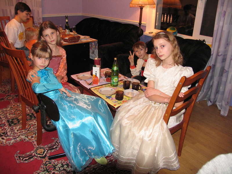 Новый Год - Вера, Даша, Кирилл, Катя. На заднем плане - Дима, Лена. 2006