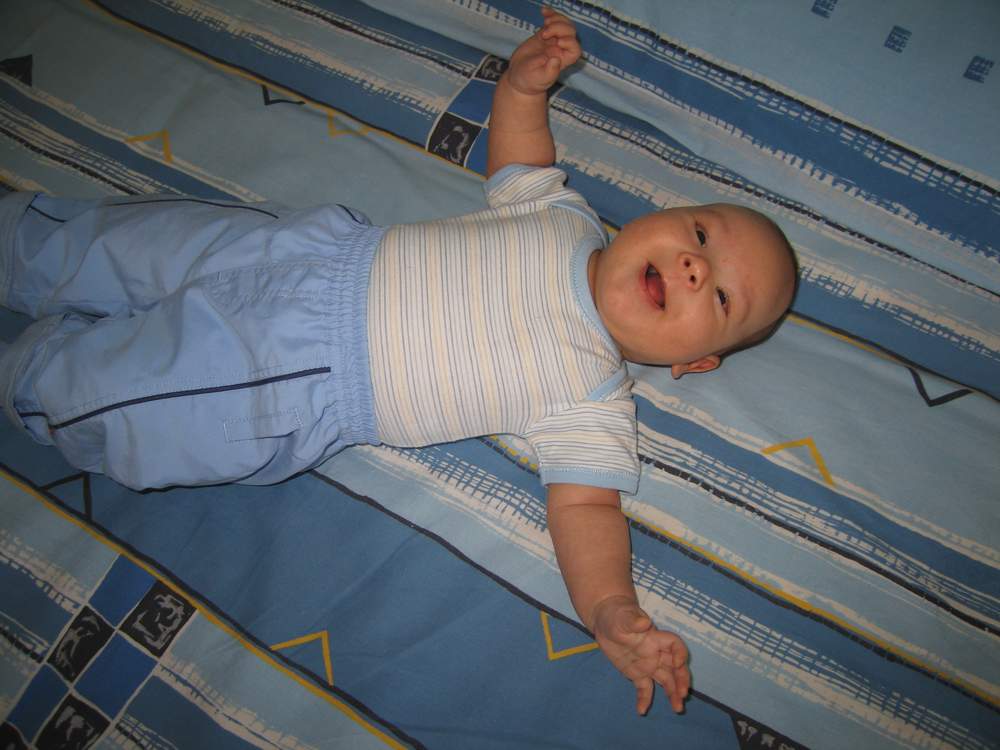 хохочет. private