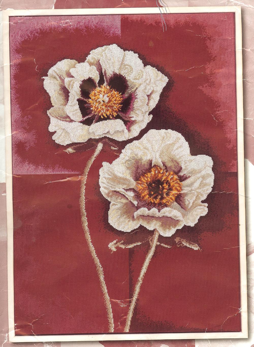 Картинка с упаковки. Lanarte 35853 - White flowers in contrast with red