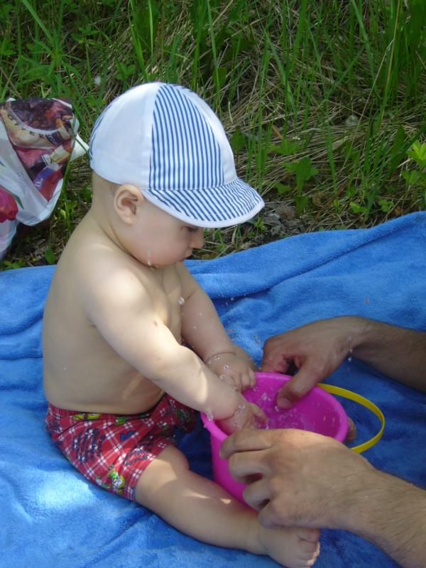 играем с водичкой. на природе