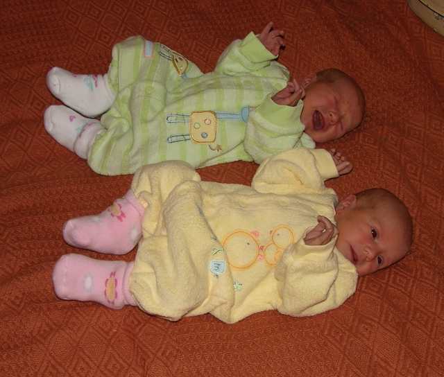 1-й месяц жизни (неделька им тут). Мои дочки