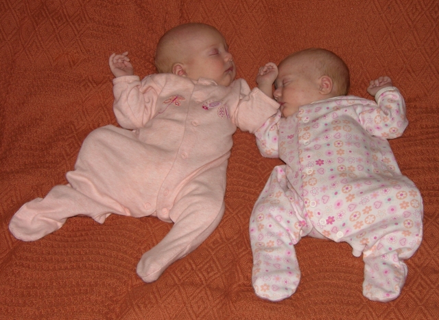 2-й месяц. Мои дочки