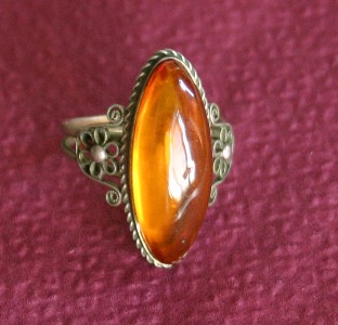 янтарное кольцо. украшения