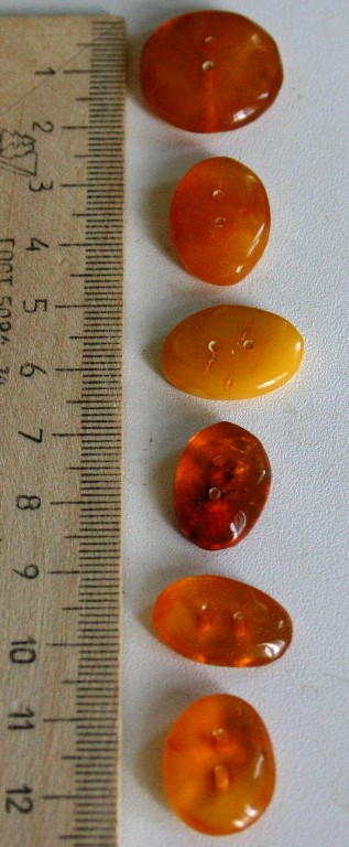 янтарные пуговицы. украшения