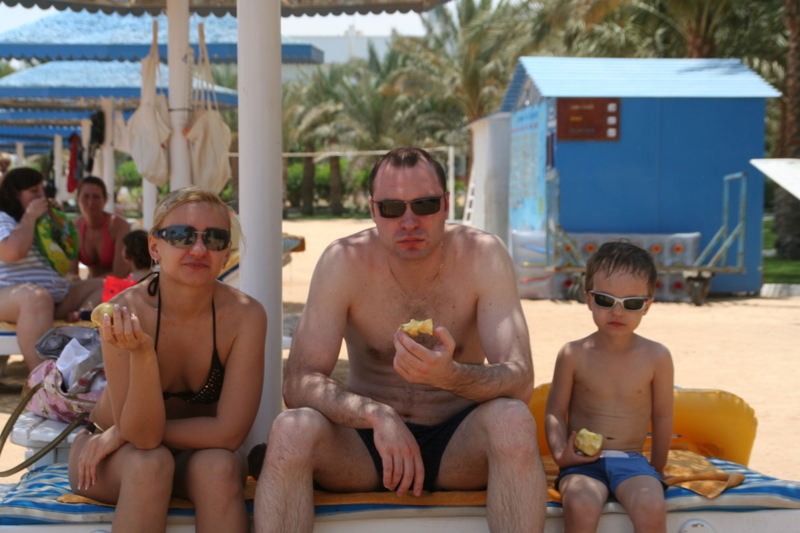 Прикольно, ага? Все трое в очках и с яблоками :-) Проголодавшиеся после купания и фотосъемки.... ! Май 2007 (Германия-Египет-Италия)