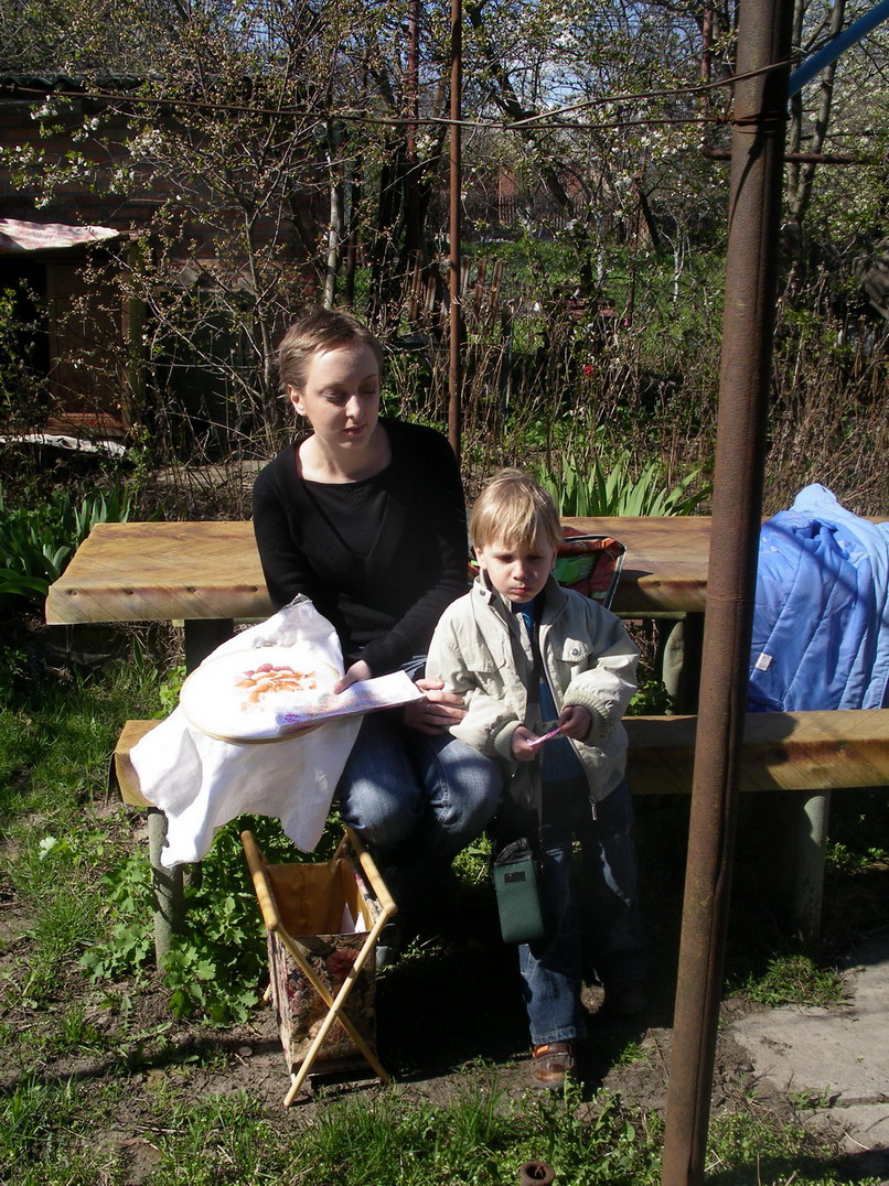С вышивкой и сыном на даче). Адыгея 2007