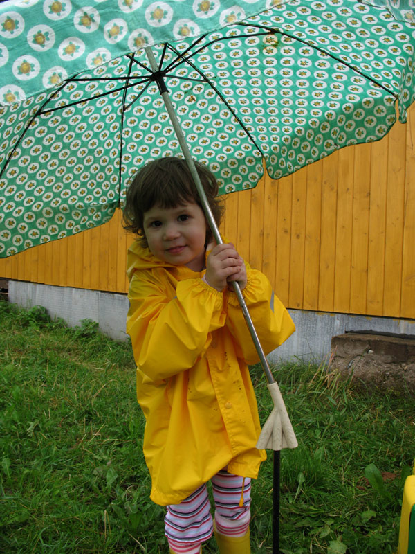 Выходим как-то, ветер сильный, а Аня держиться за зонтик и кричит ... чуть не улетела. Вот откуда берутся Мери Попинсы -))). ВАЛДАЙ 2007