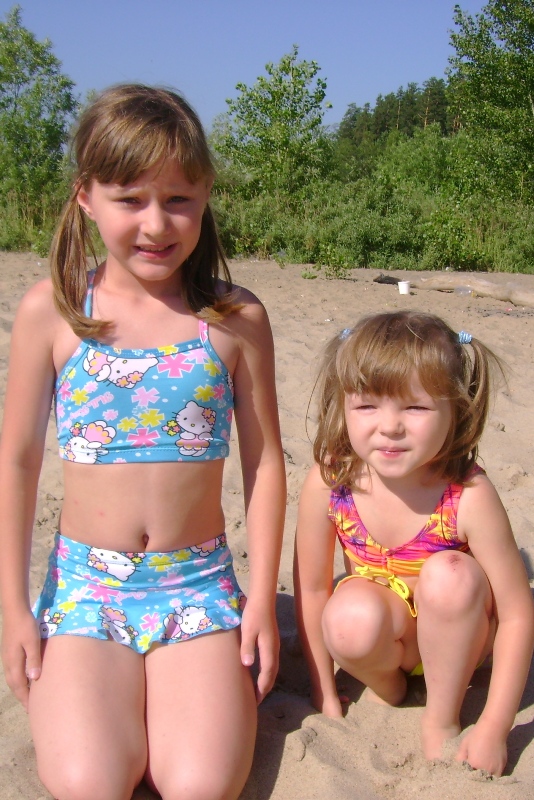 На пляже. Мои девчонки июнь-июль 2007г