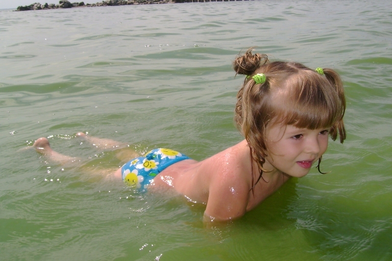 Аня уже не боится воды. Мои девчонки июнь-июль 2007г