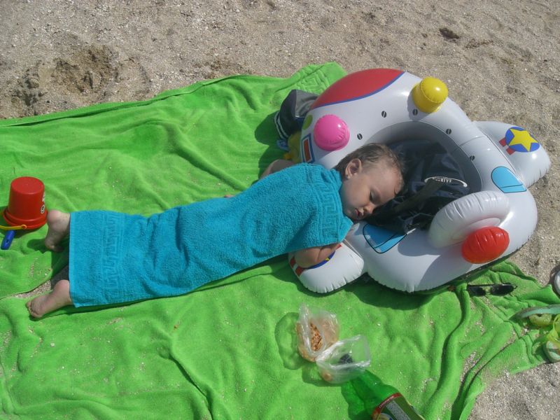 Кариша загорает. Отдых на Азове 2007