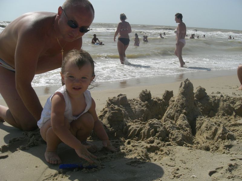 папа-замковозводитель. Отдых на Азове 2007