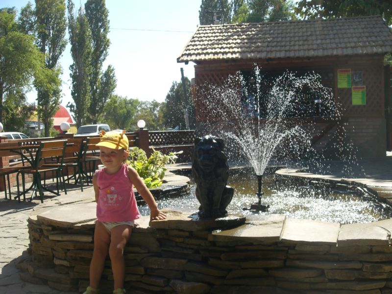 у фонтана. Отдых на Азове 2007