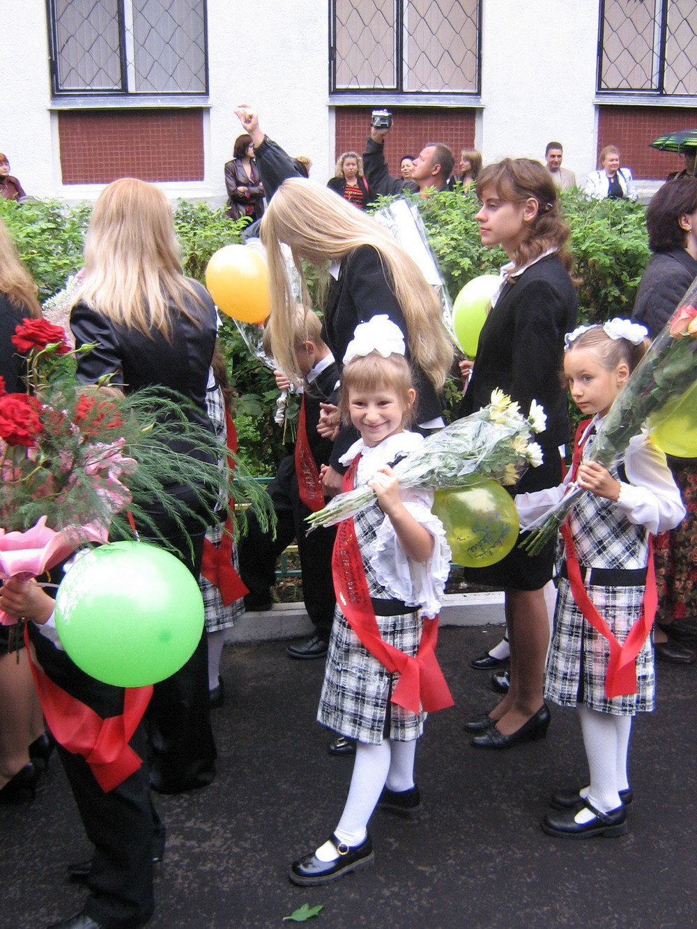 Асюшка на построении . 1 сентября 2007 года