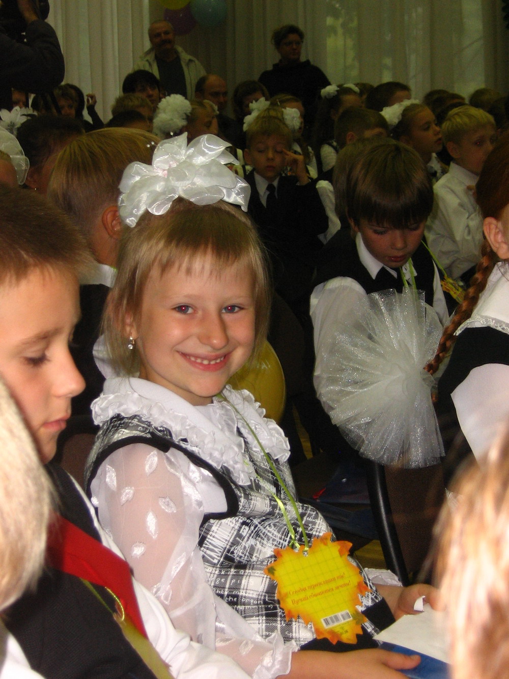 Асенька на празднике первоклассника. 1 сентября 2007 года