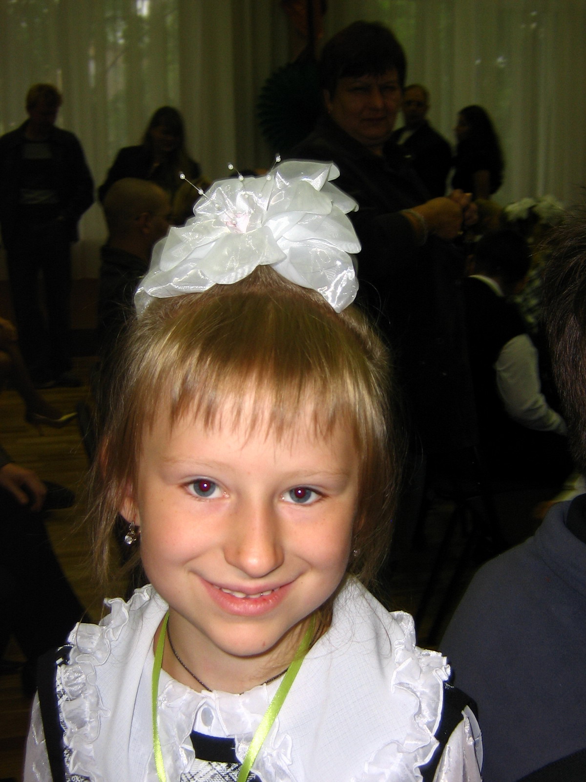 Довольная первоклассница. 1 сентября 2007 года