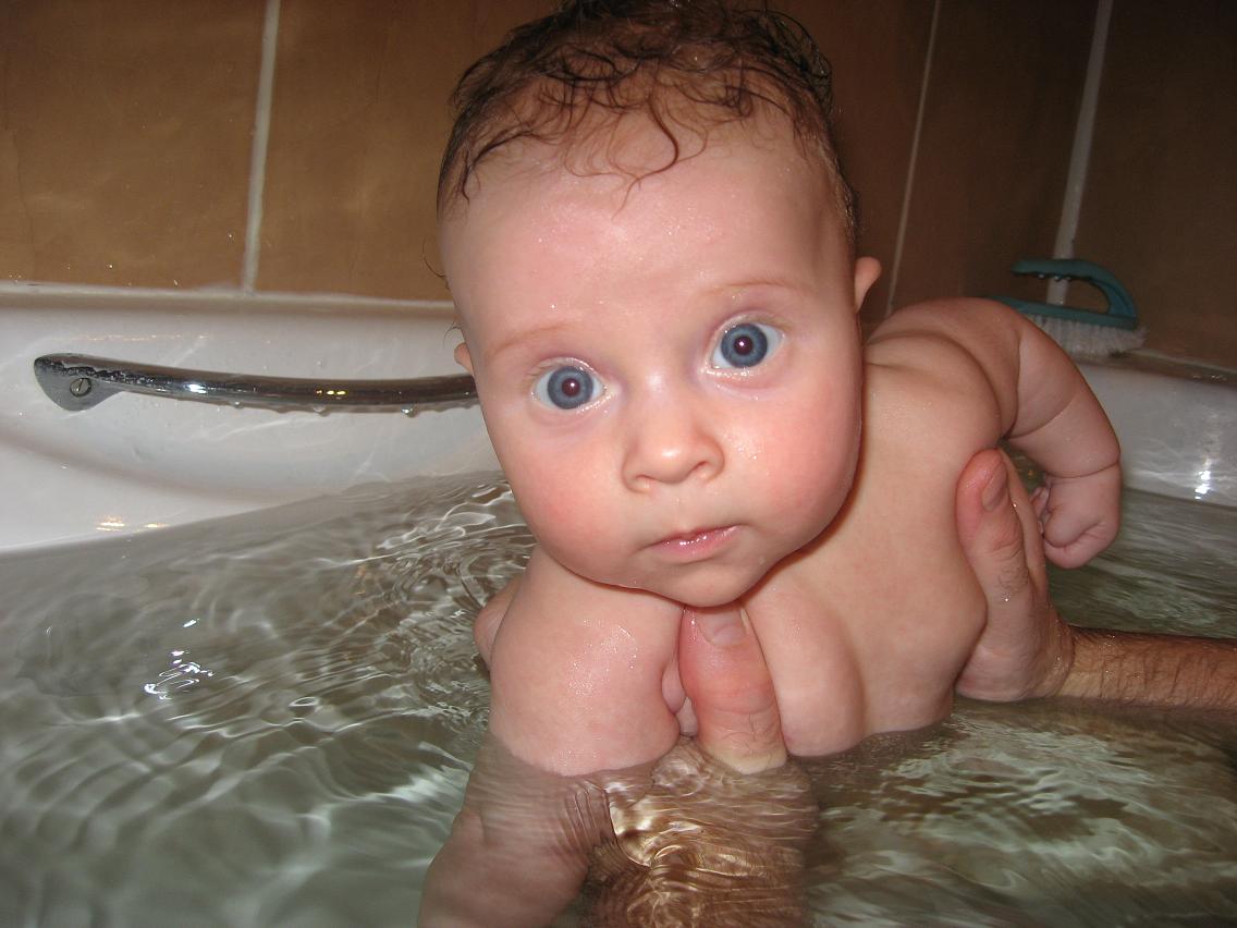 С такими глазами от женихов отбоя не будет :). семья