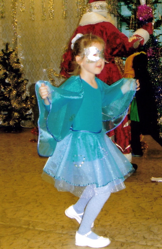 Бабочка-красавица в гости к нам пришла. Здравствуй, елка!